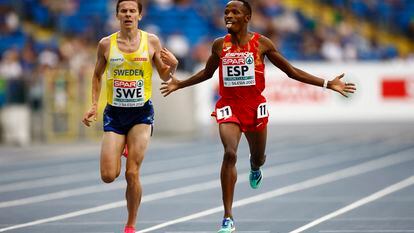 El español Thierry Ndikumwenayo celebra su triunfo en la prueba de 5.000m.