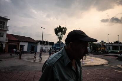 Un hombre camina en el parque Bicentenario de Tapachula, uno de los puntos donde los migrantes suelen pasar el día.