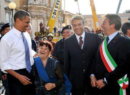 Stefania Pezzopane, con el presidente de EE UU, Barack Obama; el presidente de la región, Gianni Chiodi, y el alcalde de L&#39;Aquila.