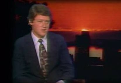 El gobernador de Arkansas, Bill Clinton, dando explicaciones en la televisi&oacute;n en 1980.