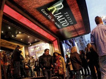 Un grupo de espectadores en el teatro Rialto.