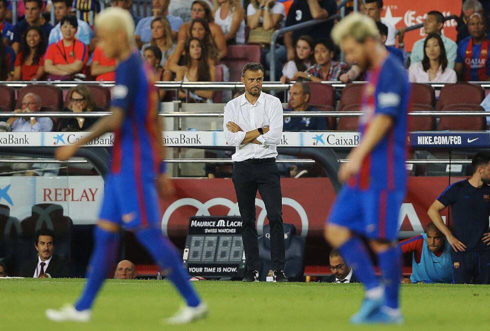 Luis Enrique entre Neymar y Messi durante el partido de primera división entre el Deportivo Alavés y el F.C.Barcelona.