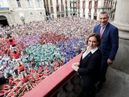 La alcaldesa de Barcelona, Ada Colau, con su homólogo de Kiev, Vitali Klitschko, durante la jornada castellera de la Mercè.