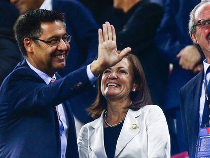 Josep Maria Bartomeu, con la presidenta del Eibar, Amaia Gorostiza.