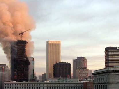 La columna de humo procedente del incendio de la torre Windsor fue visible desde muchos puntos de la capital.