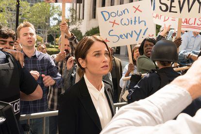 The Fix. No es un biopic, pero casi. Marcia Clark, la fiscal del caso O. J. Simpson produce The Fix, un thriller que parece inspirarse sospechosamente en el juicio por asesinato del otrora actor y estrella de fútbol americano (acusado de matar a su ex novia y a un amigo de esta). En esta serie de ABC, que emitirá Movistar+, la experta fiscal del distrito de Los Ángeles –Robin Tunney, El mentalista– sufre una derrota tras imputar por asesinato a un famoso actor (Adewale Akinnuoye-Agbaje, el Mr. Eko de Perdidos) lo que la lleva a dejarlo todo y huir. Ocho años después, el mismo tipo es acusado de otro crimen, lo que llevará a la abogada a retomar el caso. En busca de justicia poética aunque sea en la ficción.