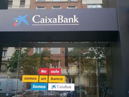 Una de las antiguas oficinas de Barclays en Madrid, reconvertida ya en sucursal de CaixaBank.