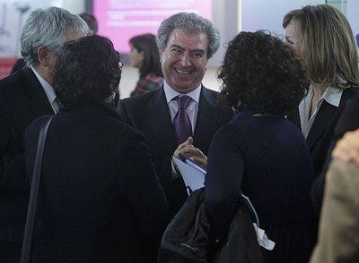 El ministro de Cultura, César Antonio Molina, charla con los periodistas tras presentar el nuevo Plan de Fomento de Industrias Culturales.