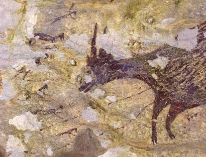 Una imagen de la pintura rupestre descubierta en Indonesia, la más antigua obra figurativa conocida.