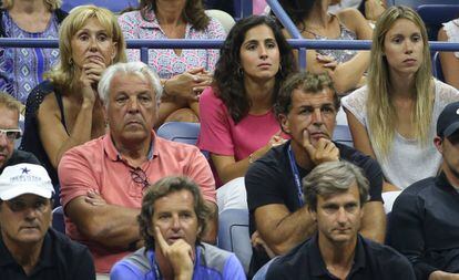 Arriba, de izquierda a derecha, Ana María, Mery e Isabel, madre, novia y hermana de Rafa Nadal. En el centro, Sebastián y Miguel Ángel Nadal, padre y tío del tenista. En primera fila, Toni Nadal, Francis Roig (segundo entrenador) y Carlos Costa (representante).