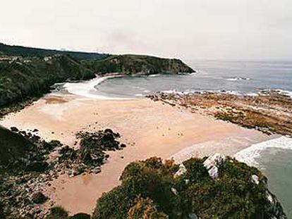 La playa de Amió, con su banco de arena junto a las lastras de roca, y el pueblo de Pechón pertenecen al municipio de Val de San Vicente (de unos 2.500 habitantes).