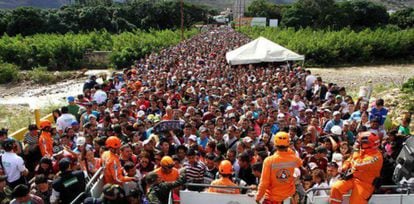 Miles de venezolanos cruzaban la frontera hacia Colombia, en julio del año pasado.