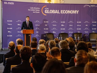 El presidente del Gobierno español, Pedro Sánchez, durante su intervención en el foro celebrado en Nueva York y patrocinado por Abertis, Baker McKenzie, Hiberus e Iberia, y con la colaboración de la Organización de Estados Iberoamericanos para la Educación, la Ciencia y la Cultura (OEI).