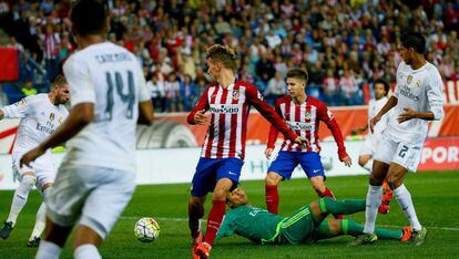 Vietto ante el portero del Real Madrid Keylor Navas, al que marcó el gol del empate