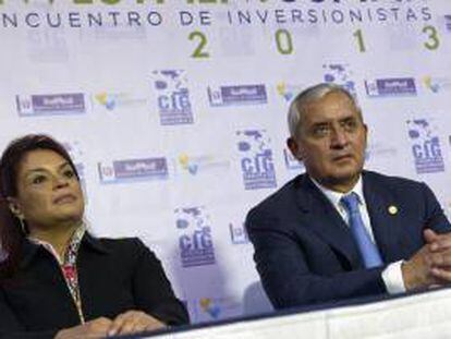 La vicepresidenta guatemalteca, Roxana Baldetti (i), y el presidente de Guatemala, Otto Pérez Molina (d), participan en una rueda de prensa luego de la inauguración del Investment Summit Guatemala 2013, en Ciudad de Guatemala.