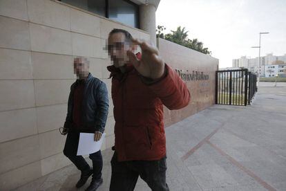Llegada de los agentes al 'Diario de Mallorca' para intervenir documentación del 'caso Cursach'.