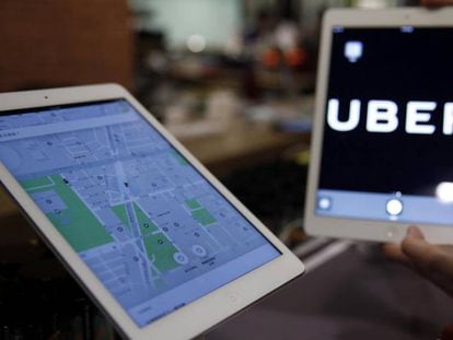 Dos tabletas con la aplicación de Uber.