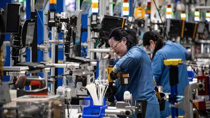 Empleados de Amazon trabajan en la fabricación de robots, la semana pasada, en Westborough (Massachusetts).