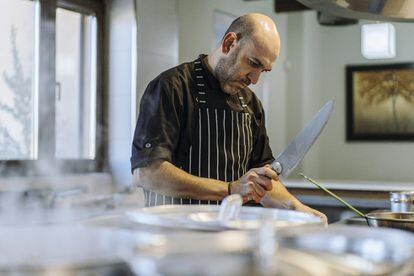 Luis Lera, el chef, volvió al pueblo tras 15 años por amor a las raíces.