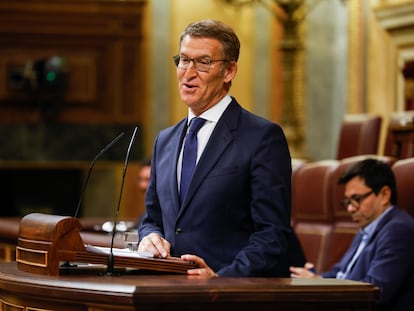 Alberto Núñez Feijóo da la réplica al diputado del PSOE, Óscar López, en la primera jornada del debate de investidura.