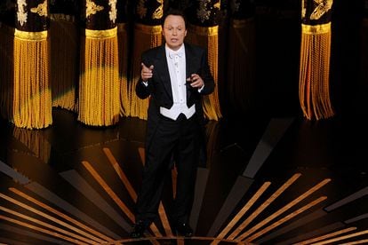 Billy Crystal

Muy pocos han presentado la gala en varias ocasiones (ocho, el que más) y han recibido halagos unánimes por parte de críticos y espectadores. Crystal era uno de ellos, pero su intervención en la edición de 2012 le descarta después de que las redes censuraran que se pintara la cara de negro para imitar a Sammy Davis Jr. en un sketch.