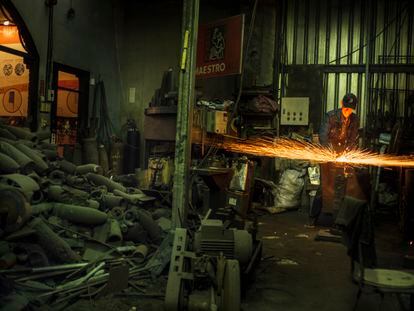 El Maestro Wu trabaja en su taller en la isla de Kinmen, situada a unos kilómetros de China y bombardeada a menudo en el pasado. Este herrero produce cuchillos a partir de los restos de viejas bombas.