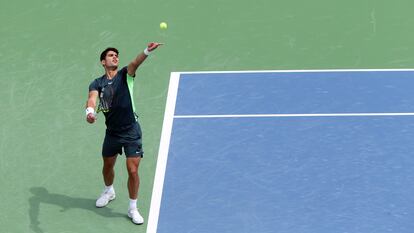 Carlos Alcaraz realiza un saque durante el Masters 1000 de Cincinnati.