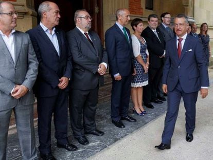 El lehendakari Urkullu es recibido en San Sebastián por el alcalde de la ciudad, Juan Karlos Izagirre, el diputado general Martin Garitano y miembros de su Gobierno.