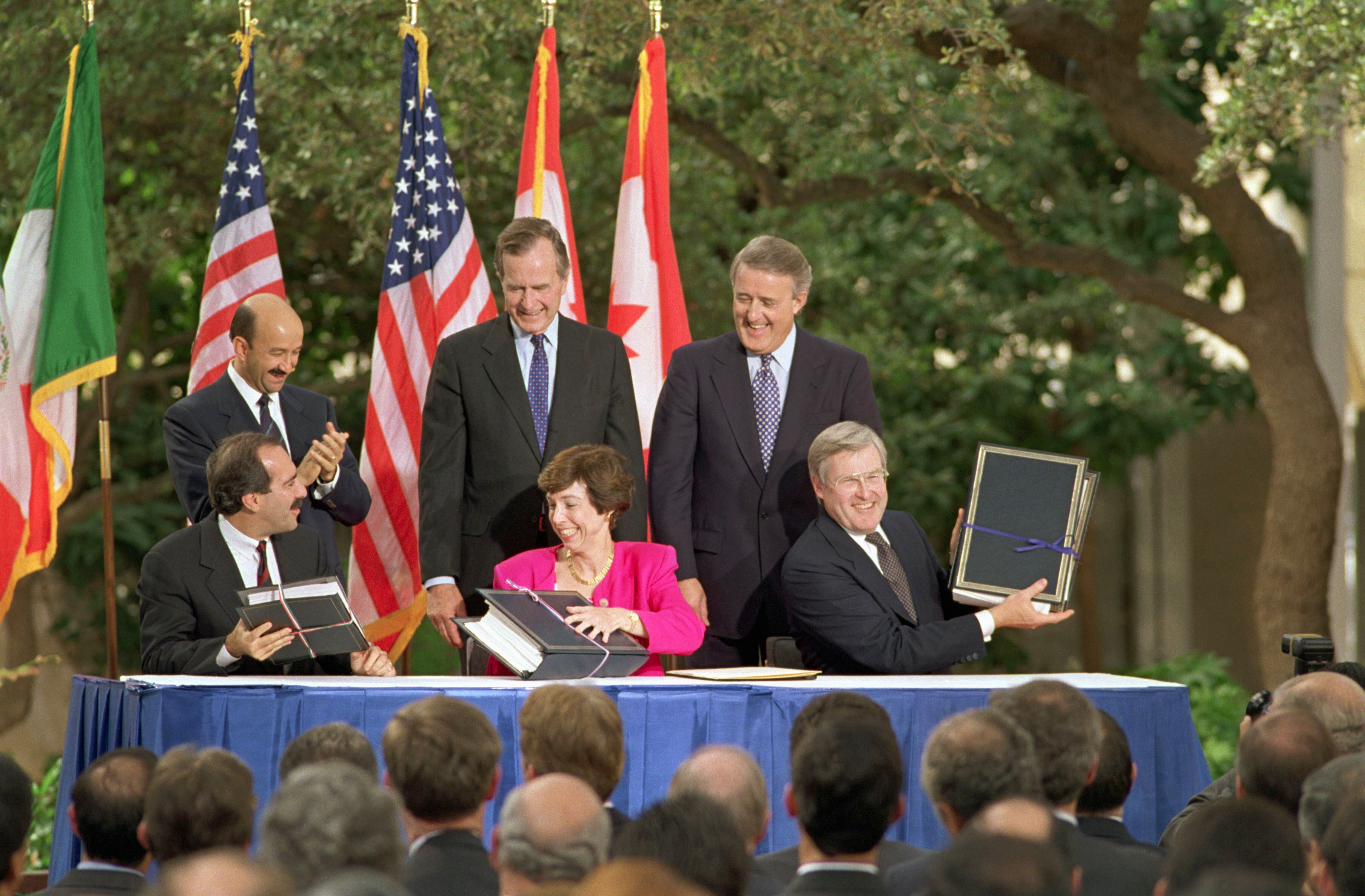 Carlos Salinas de Gortari, George Bush y el primer ministro canadiense Brian Mulroney en la firma inicial del Tratado de Libre Comercio.