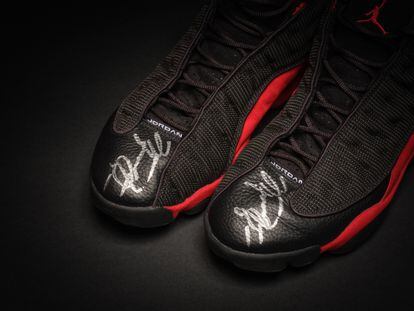 Zapatillas Air Jordan XIII, firmadas por Michael Jordan.