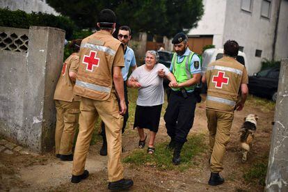 La Creu Roja i la policia evacuen els residents de la zona davant del perill que s'estengui l'incendi.