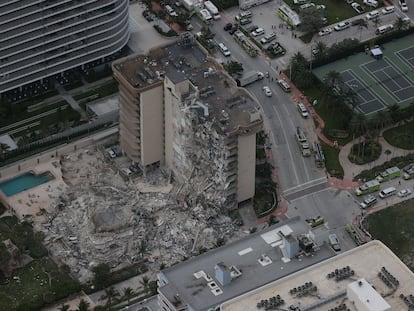 El edificio de apartamentos derrumbado en Miami, este jueves. En vídeo, las imágenes del siniestro.