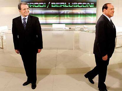 Romano Prodi (izquierda) y Silvio Berlusconi se preparan para comenzar el debate.