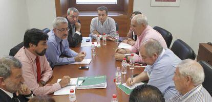 Ávila, en su reunión de ayer con sindicalistas y políticos.