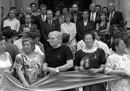 Los vecinos de Sevilla se concentraron frente al Consistorio el 11 de julio de 1997.