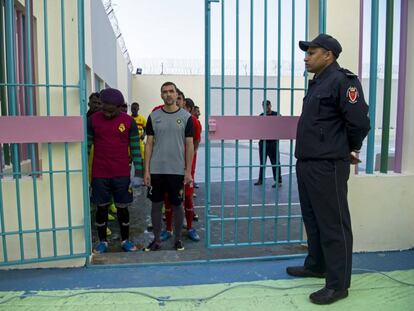 Un funcionario vigila a varios presos de la cárcel de Oukacha, en Casablanca.