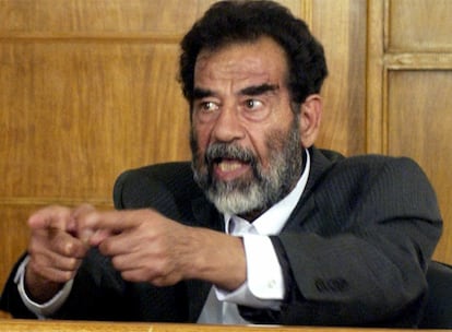 Sadam Husein, durante el juicio en el que fue acusado de haber cometido crímenes contra la humanidad.
