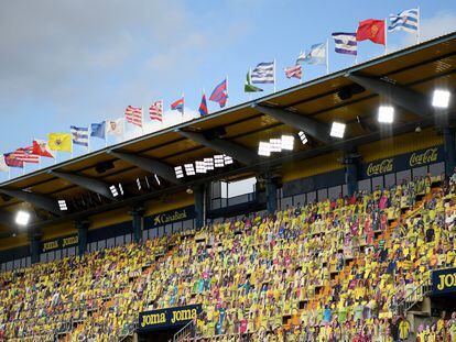 Recortes de cartón con fotos de aficionados en las gradas antes un Villarreal-Eibar disputado en julio de 2020.