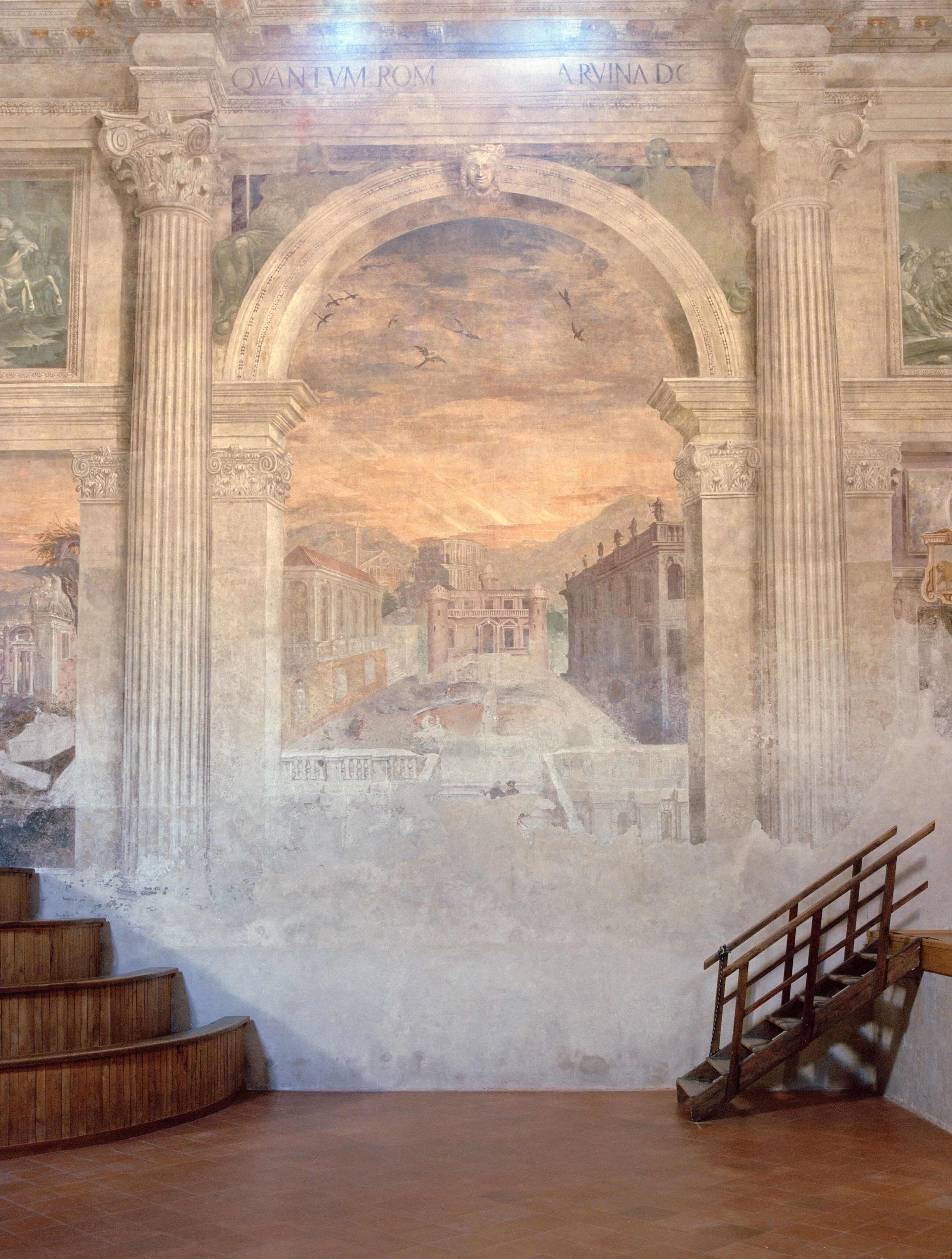 Los frescos de los muros ilustran el gusto del 'cinquecento' por las vistas romanas de tema arqueológico y los paisajes bucólicos.