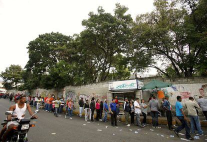 Electores hacen cola ante un colegio electoral de Caracas este domingo.