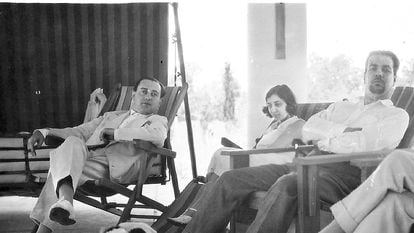 En el verano austral de 1931, Guillermo de Torre, Norah Borges y Jorge Luis Borges descansan en el chalet racionalista Las Nubes, que el escritor uruguayo Enrique Amorim y su esposa Esther Haedo, prima de los Borges, se construyeron en Salto (Uruguay).