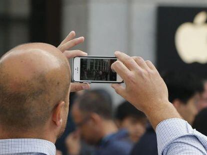 Un cliente hace una foto con su iPhone en la tienda de Apple en el centro de Madrid.