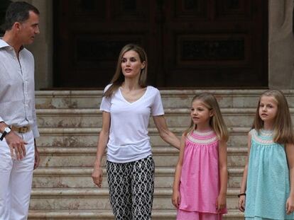 Don Felipe, doña Letizia y sus hijas, en el palacio de Marivent.