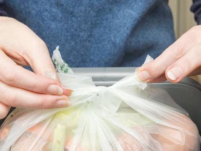 Bolsa elaborada con patata, biodegradable en casa.