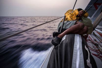 Uno de los tripulantes de Abu Dhabi descansa durante unos momentos de respiro navegando por el sur de la India.