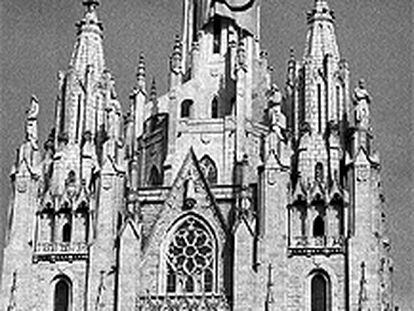Pancarta con el símbolo del movimiento <i>okupa</i> colgada en el Templo del Tibidabo, ayer.
