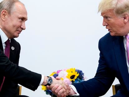 El expresidente de Estados Unidos Donald Trump, y el presidente de Rusia, Vladimir Putin, en una reunión del G20 celebrada en Osaka (Japón), en 2019.