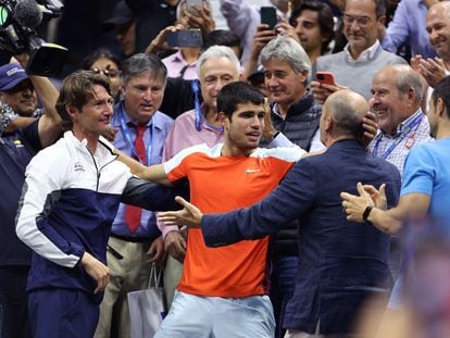 Carlos Alcaraz celebra con su equipo la victoria en el US Open del pasado domingo.
