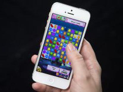 Una persona juega con Candy Crush en su smartphone.