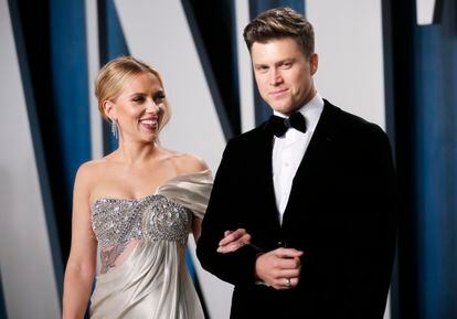 Scarlett Johansson y Colin Jost, en la fiesta de la revista 'Vanity Fair' tras la gala de los Oscar, celebrada en Beverly Hills (California, Estados Unidos), el pasado febrero. 